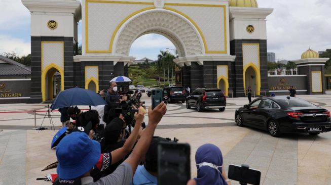 Rombongan kendaraan Perdana Menteri Malaysia Muhyiddin Yassin tiba di National Palace untuk pertemuan dengan raja di Kuala Lumpur, Malaysia, Senin (16/8/2021). ANTARA FOTO