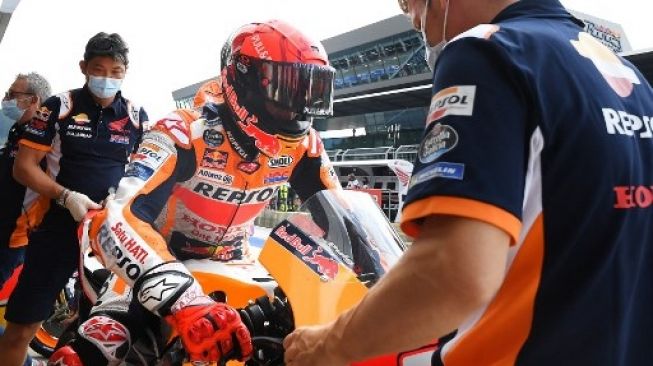 Pembalap Honda Spanyol Marc Marquez di motornya di sesi latihan menjelang MotoGP Austria 2021 di trek balap Red Bull Ring di Spielberg, Austria pada 14 Agustus 2021. JOE KLAMAR / AFP