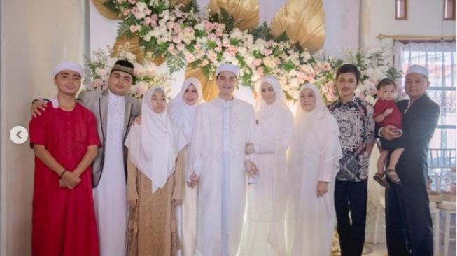 Momen pernikahan Alvin Faiz dan Henny Rahman [Instagram/umi_yuni_syahla_aceh]