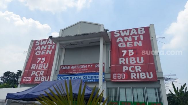 Spanduk harga PCR yang dipatok sejumlah klinik di kawasan Jakarta Selatan. (Suara.com/Arga)