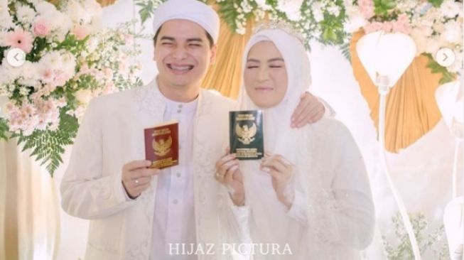Momen pernikahan Alvin Faiz dan Henny Rahman [Instagram/umi_yuni_syahla_aceh]