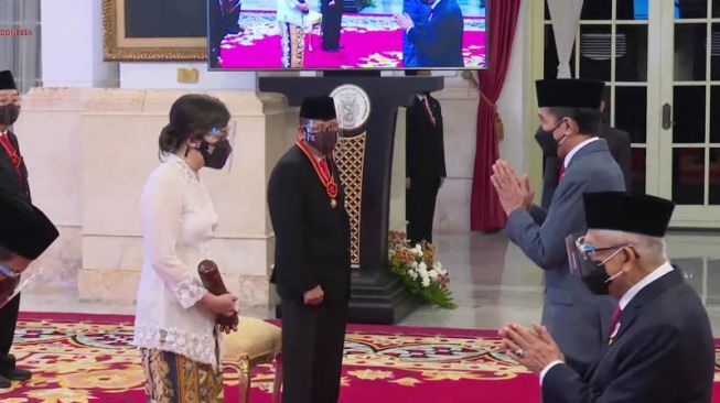 Tangkap layar pemberian selamat setelah upacara Penganugerahan Tanda Kehormatan RI di Istana Negara Jakarta, Kamis (12/8) (Desca Lidya Natalia)