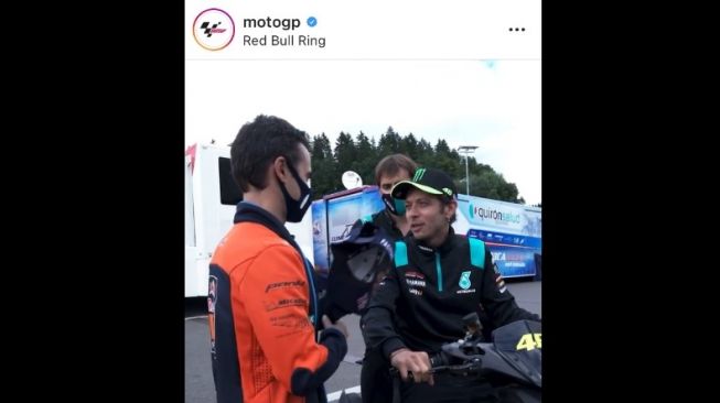 Valentino Rossi balap saat ngobrol dengan Dani Pedrosa usai pengumumannya undur diri dari MotoGP [Instagram: MotoGP].