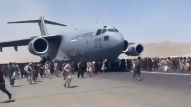 Warga Afganistan Nekat Hadang Pesawat yang Sedang Take-off Demi Hindari Taliban, 5 Tewas