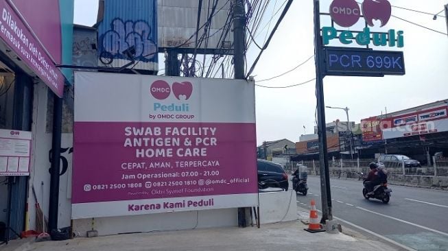 Spanduk harga PCR yang dipatok sejumlah klinik di kawasan Jakarta Selatan. (Suara.com/Arga)