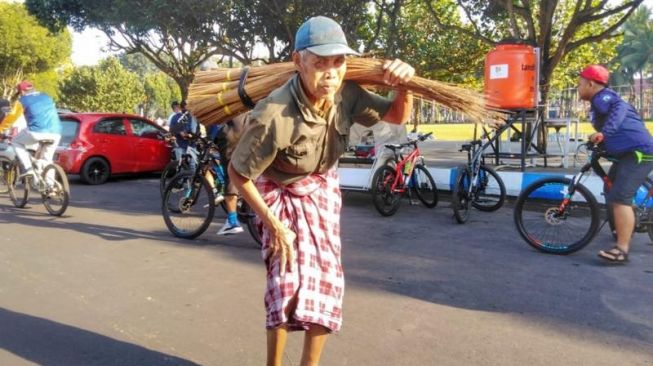 Sepotong Kisah Mbah Minto, Bertahun-tahun Jalan Kaki Jual Sapu Lidi