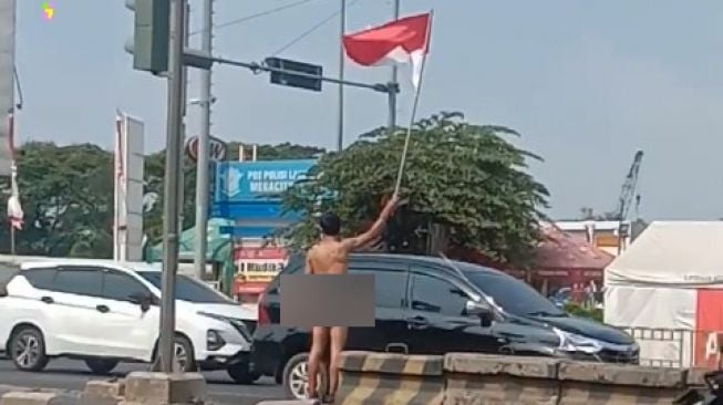 Viral Pria di Bekasi Cuma Pakai Popok Kibarkan Bendera Merah Putih di Jalanan