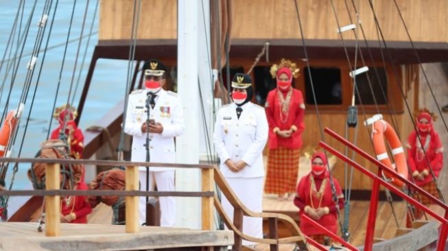 Pemerintah Kota Makassar membentangkan Bendera Merah Putih sepanjang 1000 meter di laut Pantai Losari, Selasa 17 Agustus 2021 [SuaraSulsel.id / Pemkot Makassar]