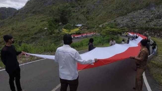 HUT RI ke-76, Bendera Merah Putih Raksasa Berkibar di Patung Yesus Tertinggi di Dunia