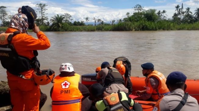 2 Warga Luwu Utara Hilang Saat Menyeberang di Sungai Rongkong