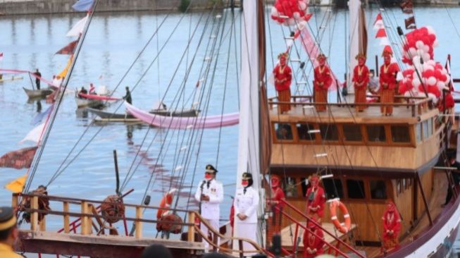 Pemerintah Kota Makassar membentangkan Bendera Merah Putih sepanjang 1000 meter di laut Pantai Losari, Selasa 17 Agustus 2021 [SuaraSulsel.id / Pemkot Makassar]