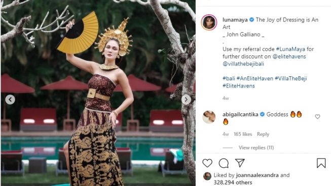 Artis Pakai Baju Adat Bali. [Instagram]