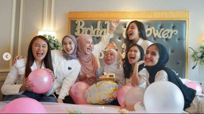 6 Artis Didandani Nyeleneh saat Bridal Shower, Jadi Joker sampai Badut Jepang