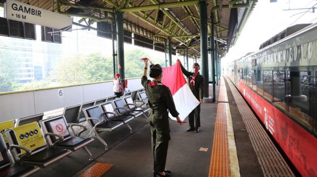 HUT RI, Daop 1 Jakarta Bentangkan Merah Putih Saat Keberangkatan KA