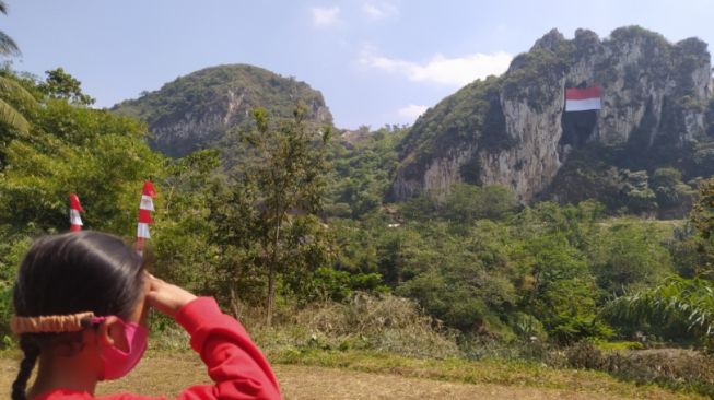 8 Pemanjat Kibarkan Bendera Merah Putih Raksasa di Tebing Gunung Hawu