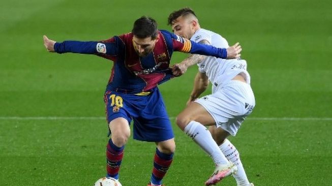 Pablo Maffeo saat berduel dengan Lionel Messi. (LLUIS GENE / AFP)