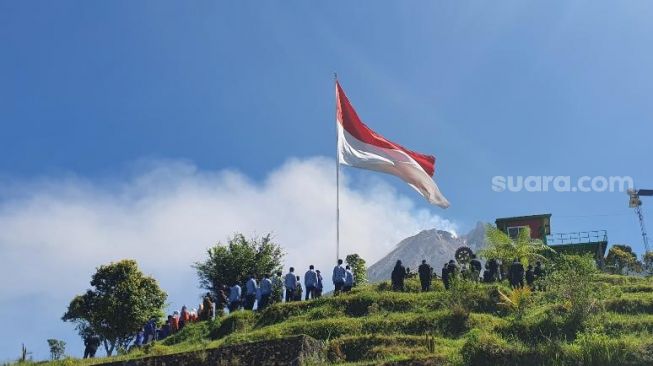 Upacara pengibaran bendera merah putih pada HUT ke-76 Kemerdekaan RI di Bukit Klangon, Pedukuhan Kalitengah Lor, Kalurahan Glagaharjo, Kapnewon Cangkringan, Kabupaten Sleman, pada Selasa (17/8/2021). - (SuaraJogja.id/Hiskia Andika)