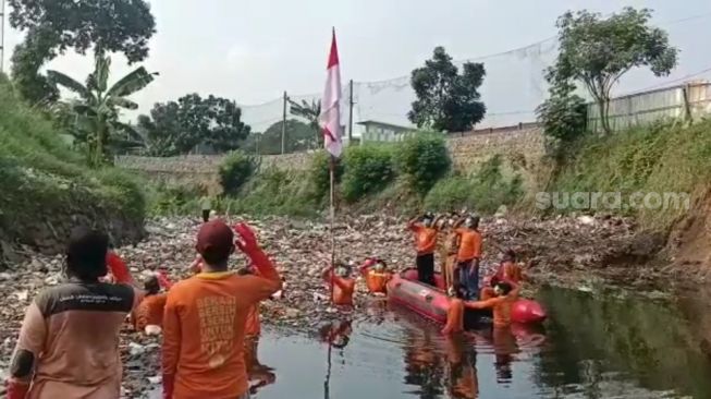 Petugas Kebersihan Upacara HUT ke-76 RI di Tengah Lautan Sampah Kali Jambe Bekasi