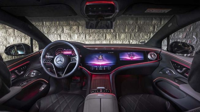 Interior futuristik dari  Mercedes EQS 580 4MATIC [Mercedes-EQ via ANTARA].