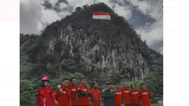 Bendera merah putih raksasa berukuran 25 x 15 meter dibentangkan di tebing karst oleh Mapala 45 Makasar [SuaraSulsel.id / Mapala 45 Makassar]