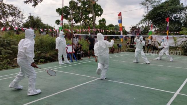 Warga Pekanbaru Gelar Lomba Badminton Pakai APD, Peserta : Gerah dan Panas