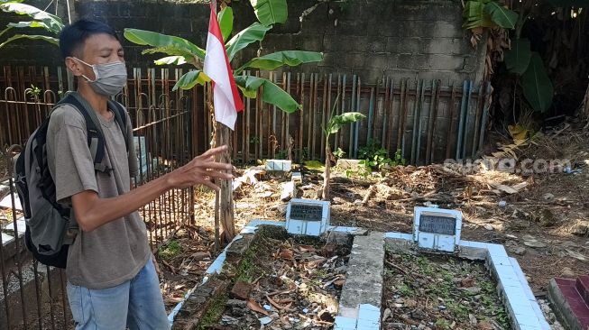 Lokasi makam pahlawan Bekasi Mayor Madmuin Hasibuan di belakang Masjid Agung Al-Barkah, Jalan Veteran, Kelurahan Marga Jaya, Kecamatan Bekasi Selatan, Kota Bekasi. [SuaraBekaci.id/Imam Faisal]