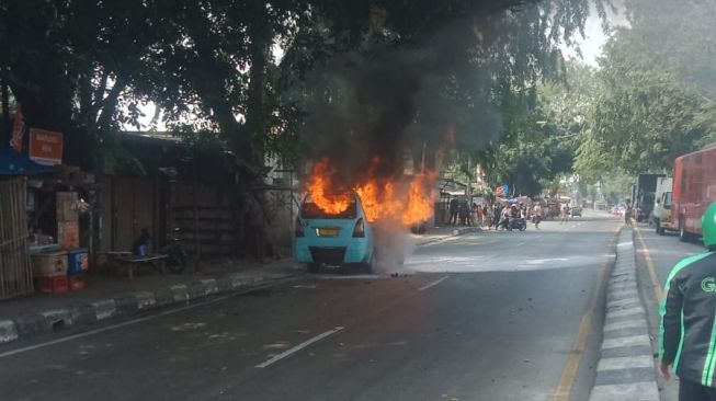 Angkot M19 Kranji-Cililitan Terbakar di Jalan Jenderal Sudirman Bekasi