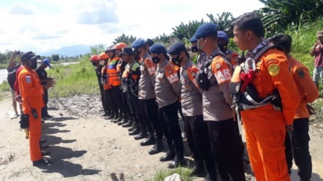 Tim SAR melakukan pencarian korban tenggelam di Sungai Rongkong, Kabupaten Luwu Utara, Sulawesi Selatan, Selasa 17 Agustus 2021 [SuaraSulsel.id / Basarnas Sulsel]