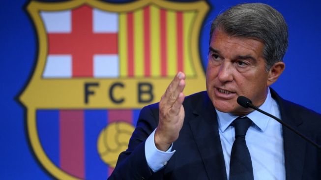 Presiden Barcelona, Joan Laporta dalam konferensi pers di Stadion Camp Nou, Senin (16/8/2021) malam WIB. [LLUIS GENE / AFP]