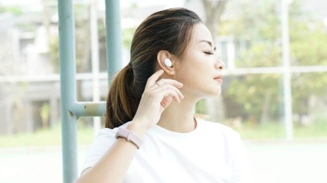 Mengenal Bedanya Earbuds dan TWS