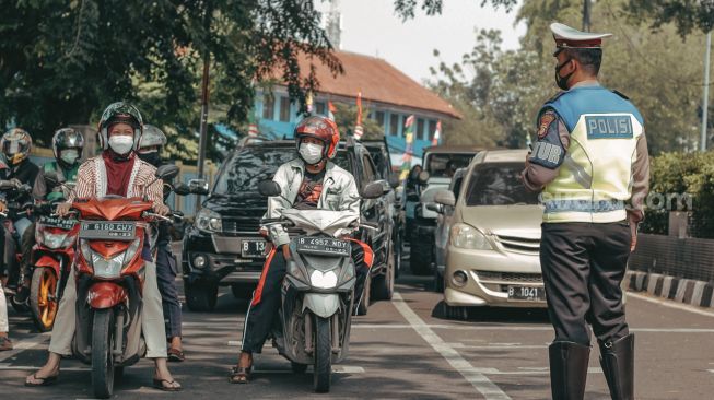 Sejumlah aparat keamanan tengah bersiap untuk memperingati hari  kemerdekaan Indonesia di Tugu TMP Kota Tangerang, Selasa 17 Agustus 2021. [Suara.com/ Hilal Rauda Fiqry]