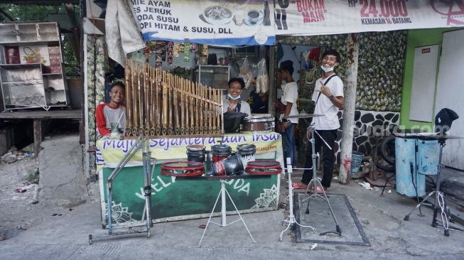 Komunitas Angklung Sonika harus merantau ke Jakarta dari daerah asalnya Purwokerto. (Suara.com/Ivanka)