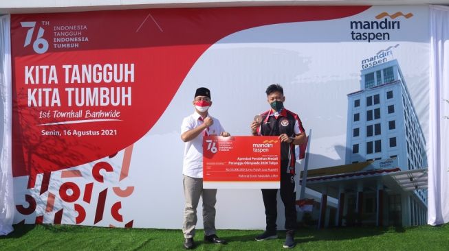 Bank Mandiri Taspen Beri Bonus ke Lifter Rahmat Erwin Abdullah