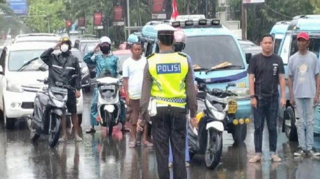 Detik-detik Proklamasi di Kendari, Pengguna Kendaraan Berikan Penghormatan dalam Hujan