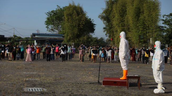 Kenakan Hazmat, Relawan Pemakaman Jenazah Pasien Covid di Ponorogo Upacara HUT RI