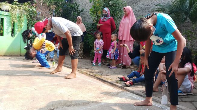 Warga Karang Tengah, Kota Tangerang tetap menggelar lomba 17 Agustus. [Suara.com/ Muhammad Jehan Nurhakim]