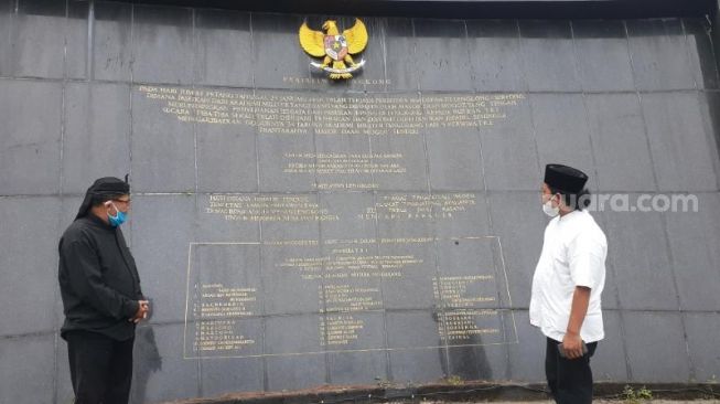 Monumen peringatan peristiwa gugurnya Mayor Daan Mogot bersama puluhan taruna Angkatan Militer Tangerang di Taman Daan Mogot, Lengkong, Serpong, Kota Tangerang Selatan (Tangsel), Senin (16/8/2021). [SuaraJakarta.id/Wivy Hikmatullah]