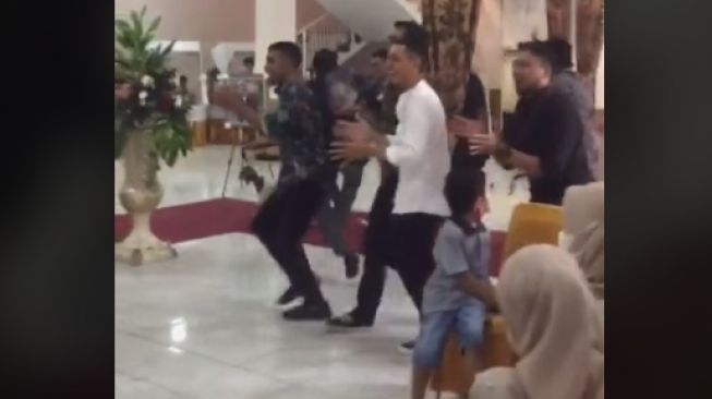 Pengantin Dikado Anak Kambing, Pelaminan Mendadak 'Meriah'