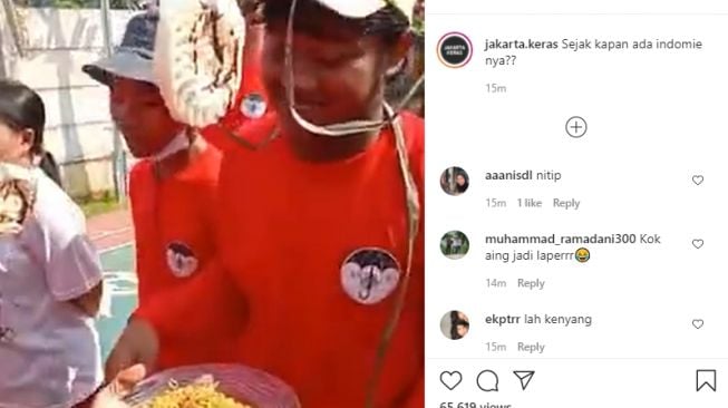 Peserta lomba makan kerupuk sambil disuapi mi goreng. (Instagram/jakarta.keras)