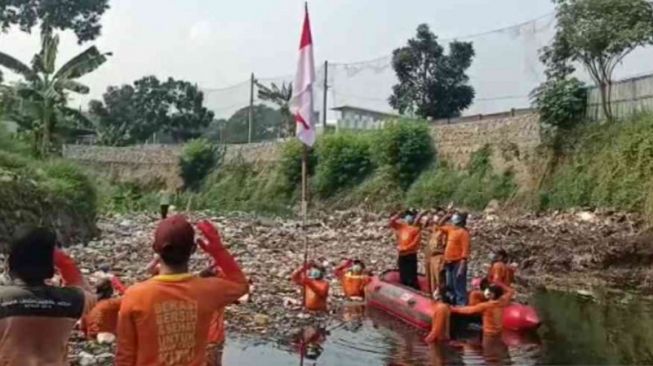 Kala Pahlawan Kebersihan Bekasi Upacara Kemerdekaan di Tengah Lautan Sampah