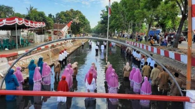 Tahun ke Lima, Warga Sumenep Ini Konsisten Gelar Upara HUT RI dengan Nyemplung Sungai