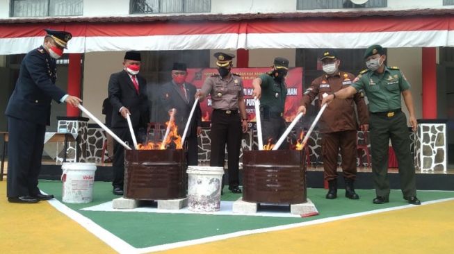 HUT RI ke-76, Lapas Purwakarta Musnahkan Barang Sitaan Milik Warga Binaan