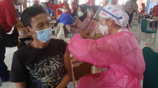 Ribuan Warga Disuntik Vaksin Moderna Rayakan HUT RI ke-76