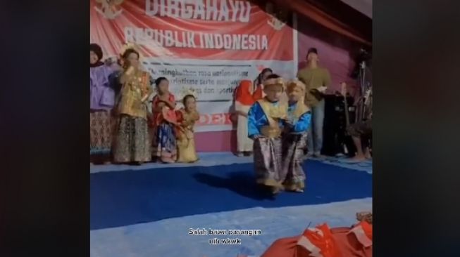 Aksi kocak bocah saat ikut lomba busana daerah (tiktok)