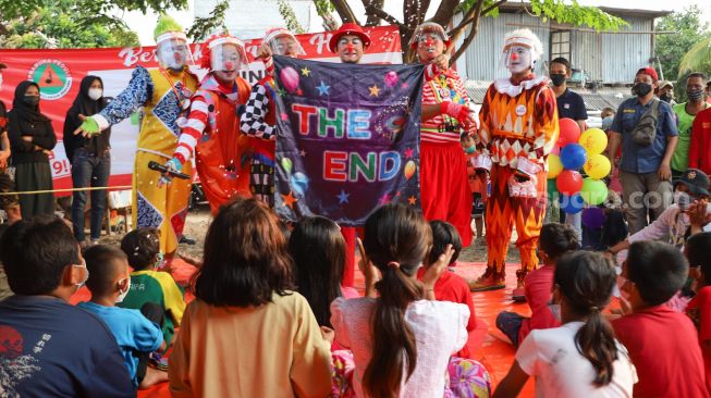 Sejumlah Badut yang tergabung dalam komunitas Aku Badut Indonesia (ABI) selesai menghibur anak-anak di pengungsian korban kebakaran di Jl. Kemang Utara IX, Jakarta Selatan, Rabu (18/8/2021). [Suara.com/Alfian Winanto]