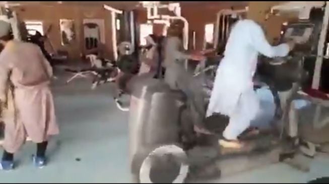 Video viral Taliban saat mecoba alat gym di istana presiden Afghanistan.[Twitter]