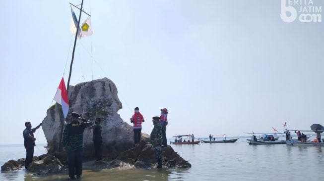 Upacara Unik HUT Kemerdekaan RI di Jatim, Ada yang di Sungai, Sawah dan Tengah Laut