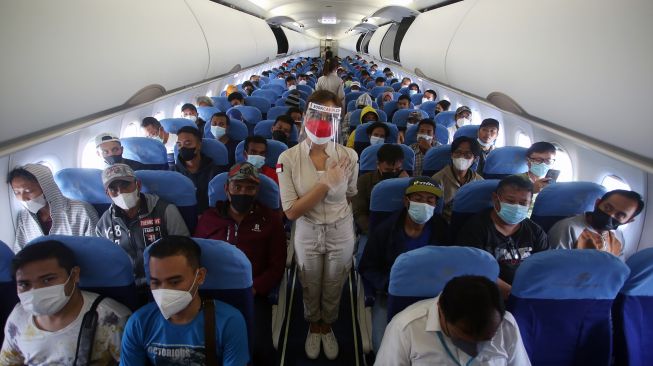 Pramugari maskapai Super Air Jet menyapa penumpang sebelum melakukan penerbangan Jakarta - Batam di Bandara Soekarno Hatta, Tangerang, Banten, Selasa (17/8/2021). ANTARA FOTO/Muhammad Iqbal
