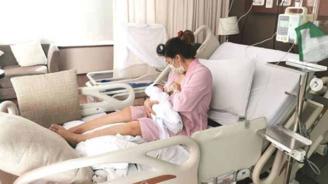 Potret Baby Margaretha Momong Anak. [Instagram/babymargaretha1]