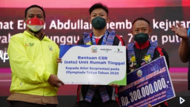 Plt Gubernur Sulsel Serahkan Bonus Uang dan Rumah untuk Rahmat Erwin Abdullah